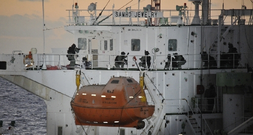 韓國海軍對(duì)被劫貨輪發(fā)起罕見強(qiáng)攻 擊斃海盜救出人質(zhì)