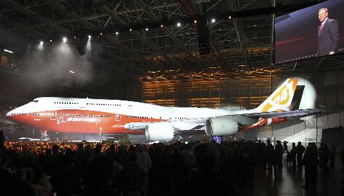 世界最長客機波音747-8洲際飛機亮相 機身橙紅色