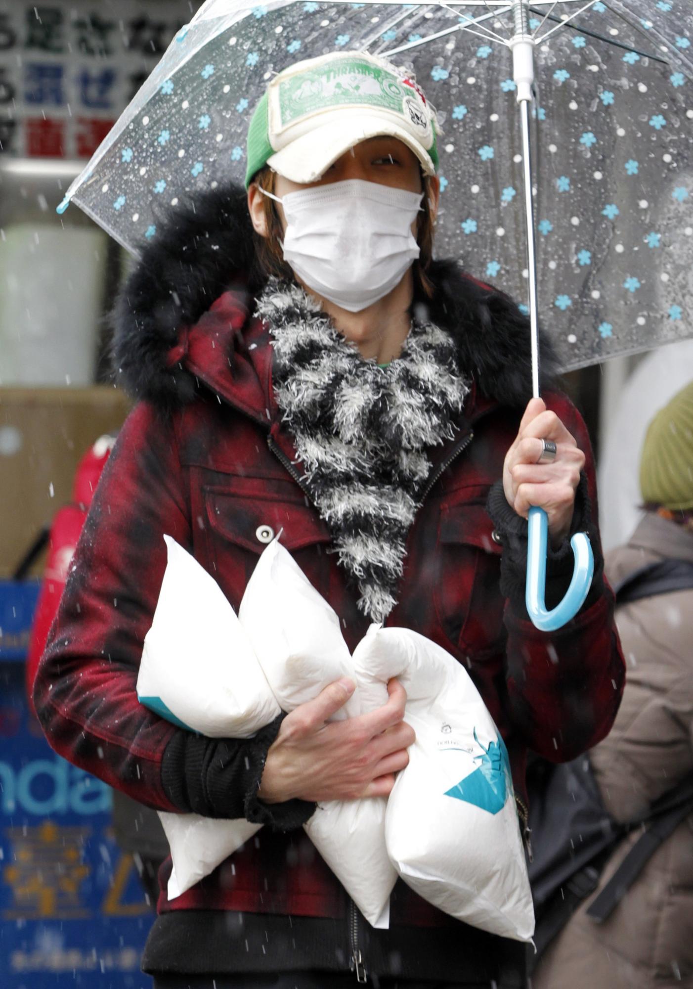 日本仙臺(tái)重災(zāi)區(qū)降大雪 生活必需品供應(yīng)緊張（圖集）
