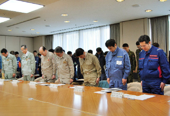 在日中國(guó)救援隊(duì)向地震遇難者默哀