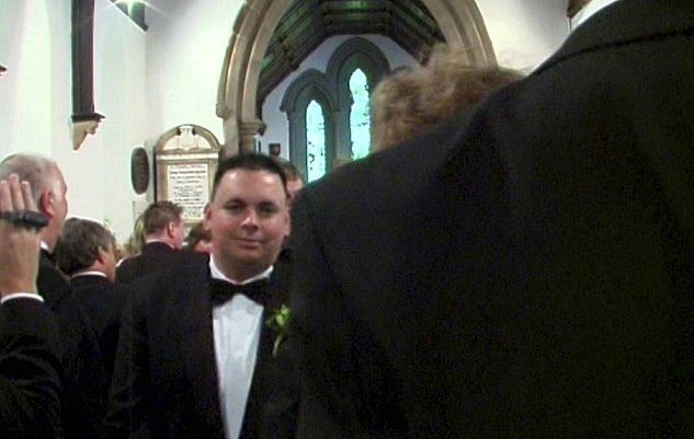 英國(guó)新婚夫婦遭遇最“雷”攝像師 來(lái)賓雙腳成錄像主角