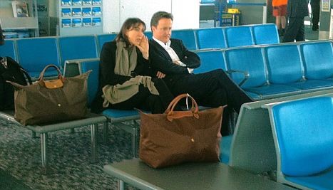 英首相夫婦外出度假真低調(diào) 坐廉價航班最后登機