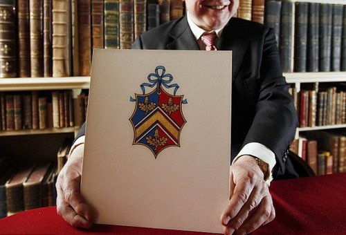 英準(zhǔn)王妃全家獲專屬盾形徽章 圖案簡單橡樹果為主