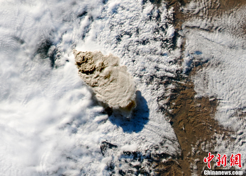 智利火山衛(wèi)星圖公布 火山灰延伸狀如羽毛(高清組圖)