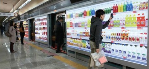 韓國(guó)電子版超市進(jìn)駐地鐵站 等車(chē)時(shí)可輕松完成購(gòu)物