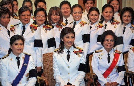 他信妹妹“接棒”當(dāng)選泰國首位女總理 面臨“傀儡總理”質(zhì)疑