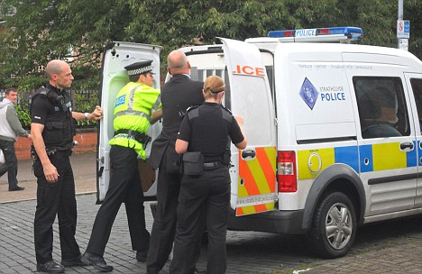 英國副首相出席集會被人潑油漆 機智反應(yīng)解尷尬