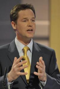 英國副首相出席集會被人潑油漆 機智反應(yīng)解尷尬