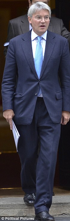 英大臣手持機密文件被拍 唐寧街“歡迎”卡爾扎伊下臺