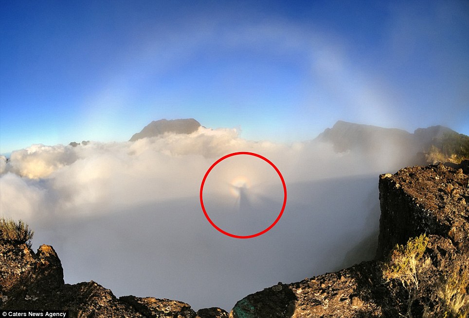 印度洋火山島云端驚現(xiàn)“人像” 霓虹環(huán)繞似耶穌降臨