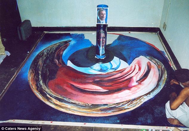 最新奇的奧巴馬畫像 印度藝術(shù)家獨(dú)創(chuàng)“反射變形畫法”
