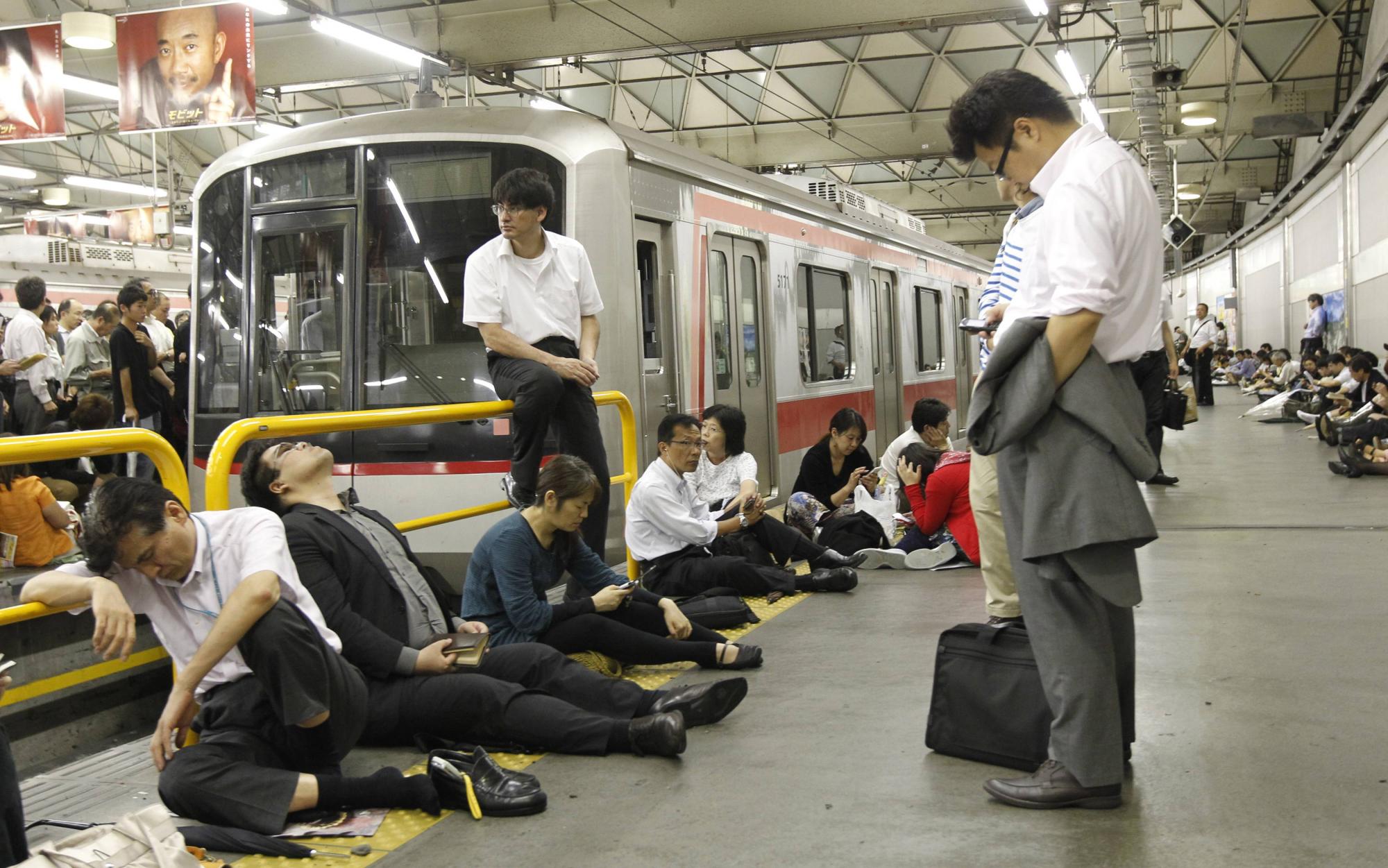 臺(tái)風(fēng)“洛克”橫掃日本逾百萬人需要疏散 東京公交癱瘓