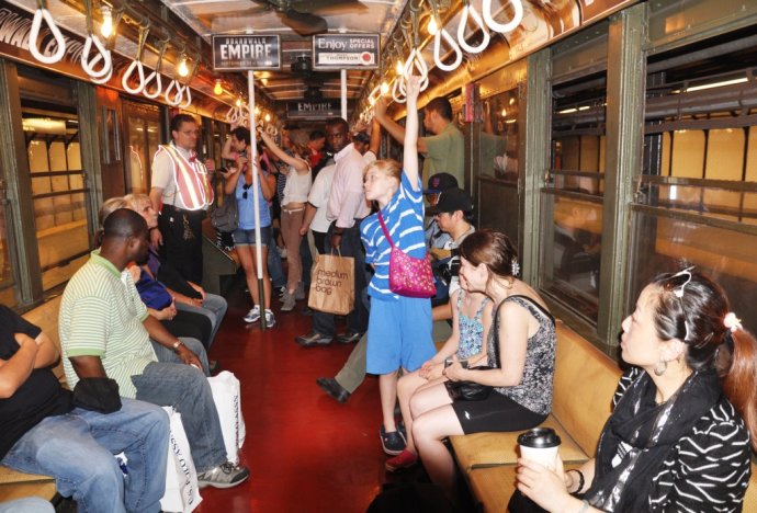 近百年歷史車廂重新使用 紐約市民地鐵上體驗回到過去