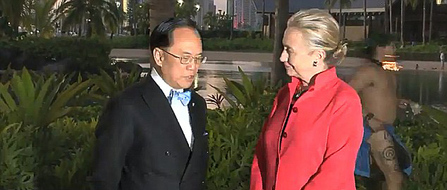 美菲共同防務(wù)協(xié)議不得民心 希拉里車(chē)隊(duì)訪菲期間遭潑油漆