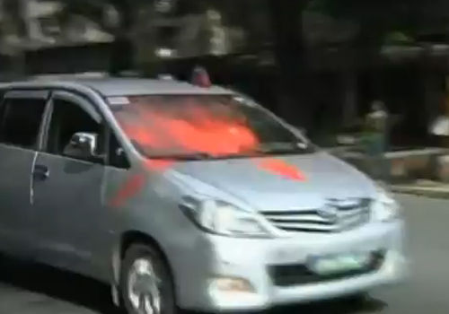 美菲共同防務(wù)協(xié)議不得民心 希拉里車(chē)隊(duì)訪菲期間遭潑油漆