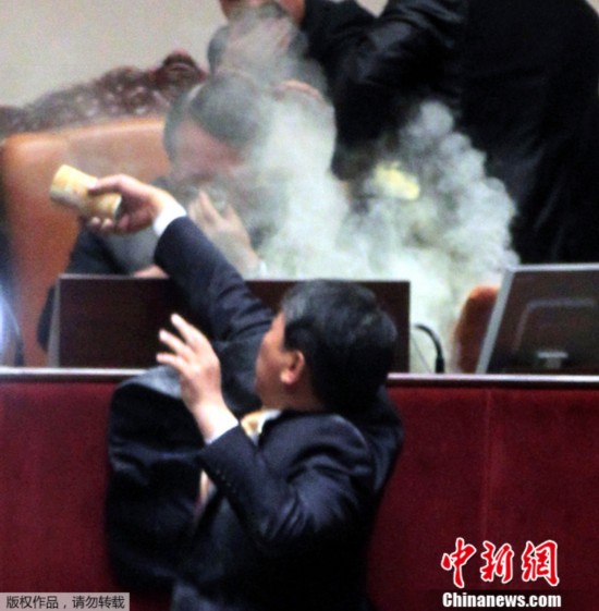 韓國(guó)會(huì)通過韓美自貿(mào)協(xié)定案 在野黨怒擲催淚彈
