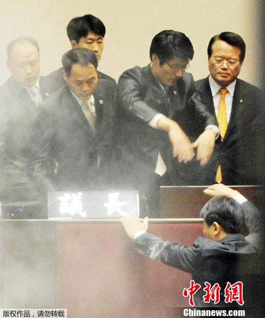 韓國會通過韓美自貿(mào)協(xié)定案 在野黨怒擲催淚彈