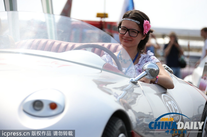 美艷火辣車(chē)模亮相俄羅斯露天改裝車(chē)展
