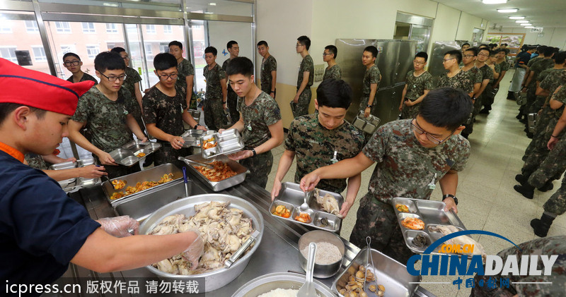 美味大補(bǔ)超幸福！韓國陸軍訓(xùn)練食譜加入鮑魚參雞湯