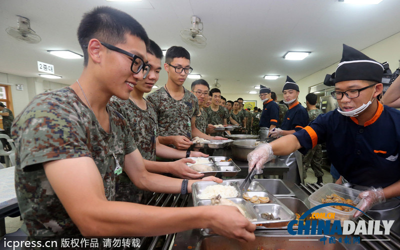 美味大補(bǔ)超幸福！韓國(guó)陸軍訓(xùn)練食譜加入鮑魚(yú)參雞湯