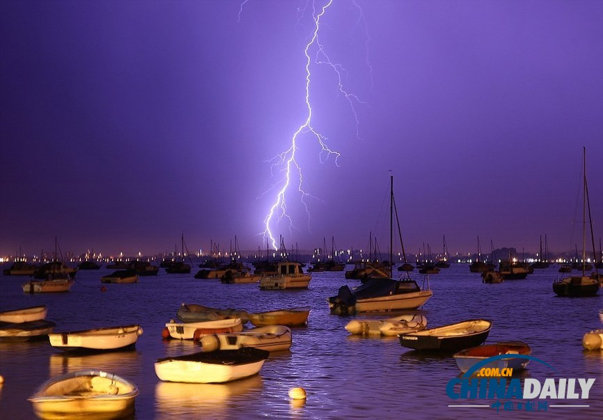 組圖：暴風(fēng)雨終結(jié)英國酷熱天氣 閃電驚心動魄房屋受損
