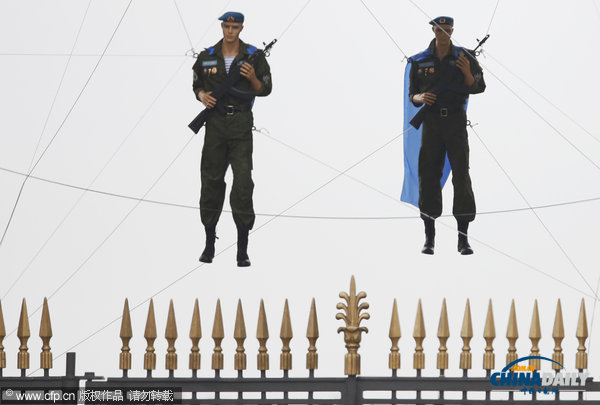 組圖：俄羅斯傘兵靜止懸掛半空 慶?？哲姽?jié)
