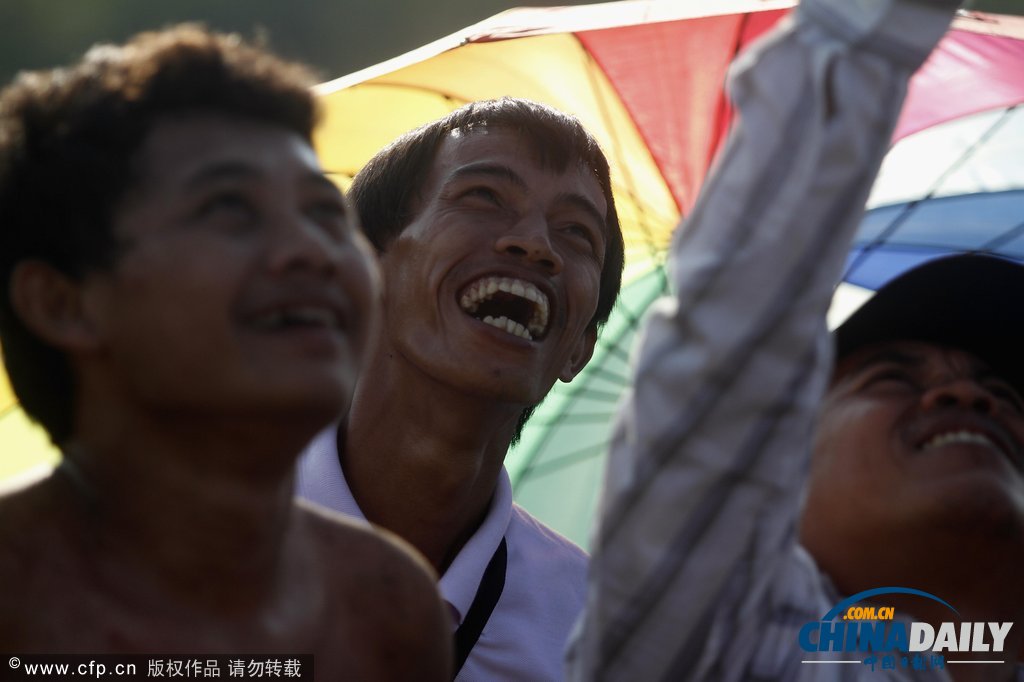 以國家名義狂歡 印尼民眾爬高奪獎慶祝獨(dú)立日（圖）