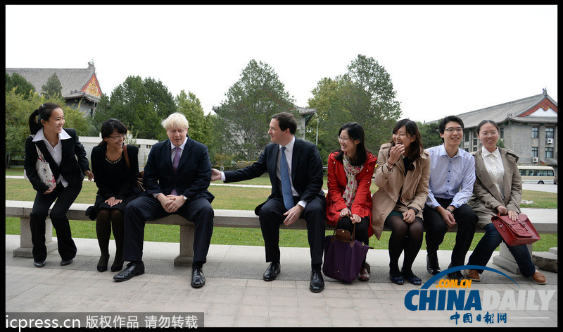 倫敦市長(zhǎng)訪華參觀北大 豎大拇指與學(xué)生合影（圖）