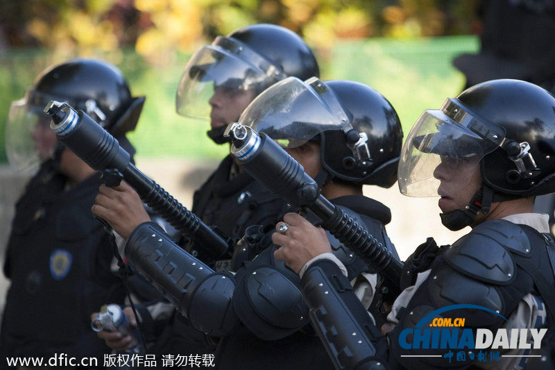 委內瑞拉示威抗議者與玻利瓦爾國民警衛(wèi)隊激烈沖突