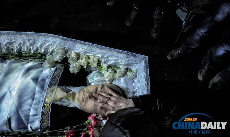 烏克蘭民眾雨中悼念死難者 季莫申科現(xiàn)身獨(dú)立廣場(chǎng)