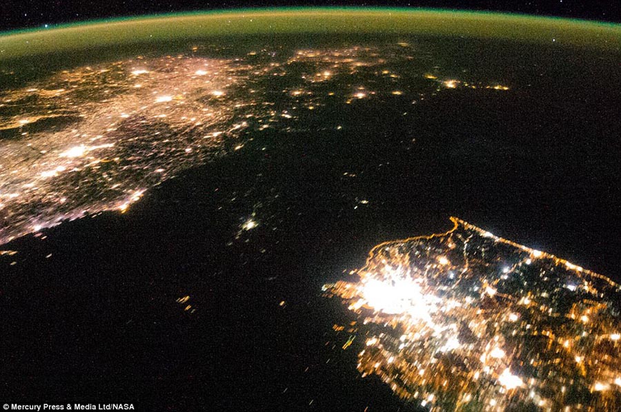 朝鮮半島夜晚燈光對(duì)比明顯 南邊燈火通明北邊漆黑一片