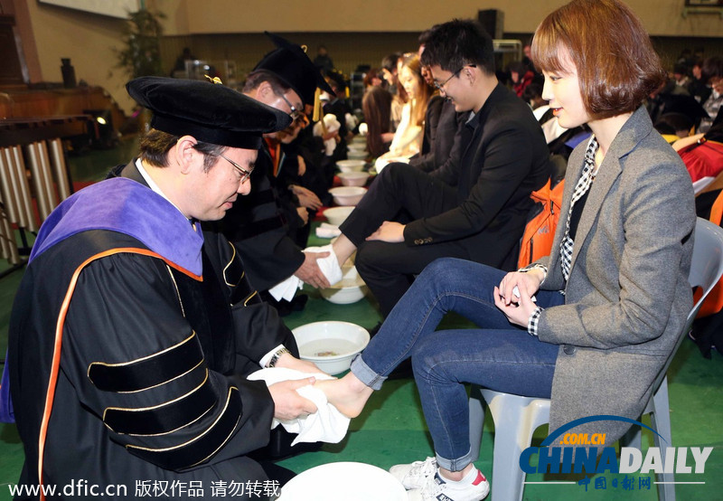 韓國(guó)大學(xué)校長(zhǎng)教授為學(xué)生集體洗腳表達(dá)關(guān)愛(ài)（圖）