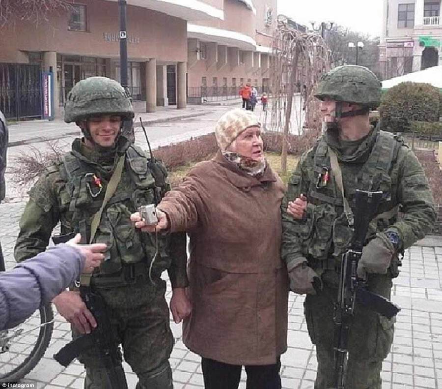 俄軍進(jìn)駐克里米亞 民眾大玩自拍歡迎
