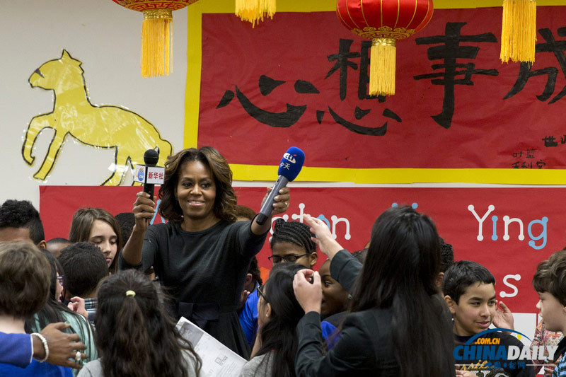 米歇爾參觀育英學(xué)校聽學(xué)生講中國之行 為訪華做準(zhǔn)備