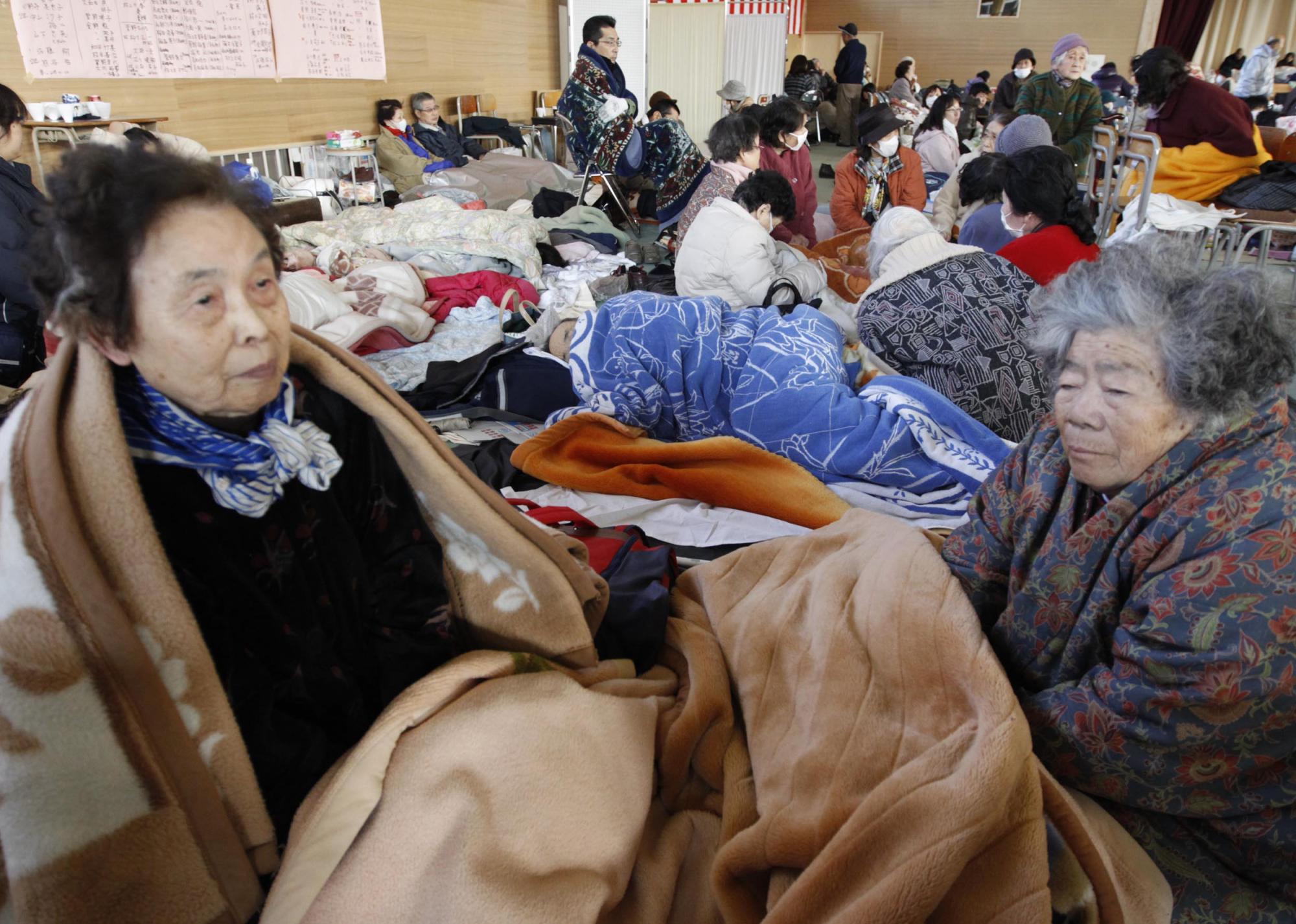 組圖:日強(qiáng)震廢墟中的家庭合影 救援人員全力搜救