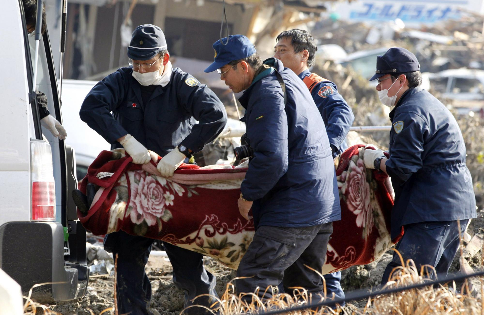 組圖:日強(qiáng)震廢墟中的家庭合影 救援人員全力搜救