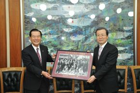 駐日本大使程永華與日本友人共植“中山梅”