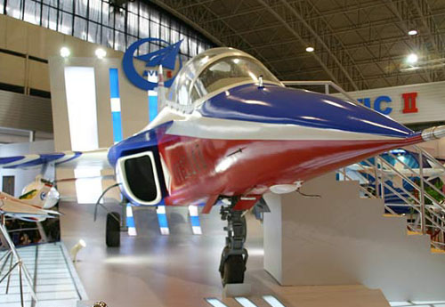 中國“獵鷹”第三代高級教練機(jī)研制成功