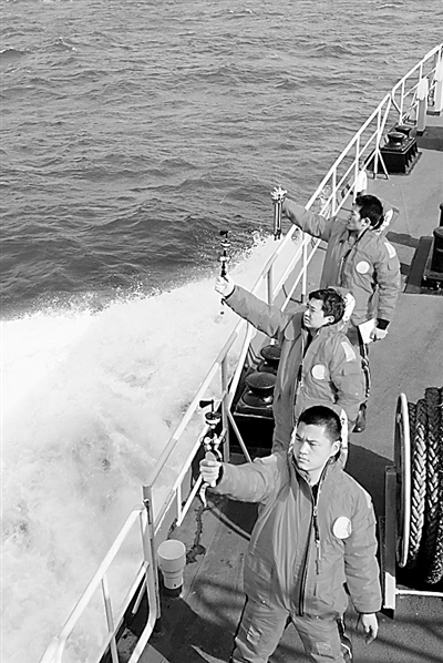 中國(guó)海軍破冰船緊急展開(kāi)海上破冰救援