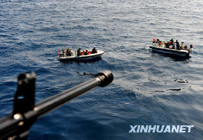 中國(guó)海軍護(hù)航編隊(duì)首次?？糠侵薷劭诩继? style=