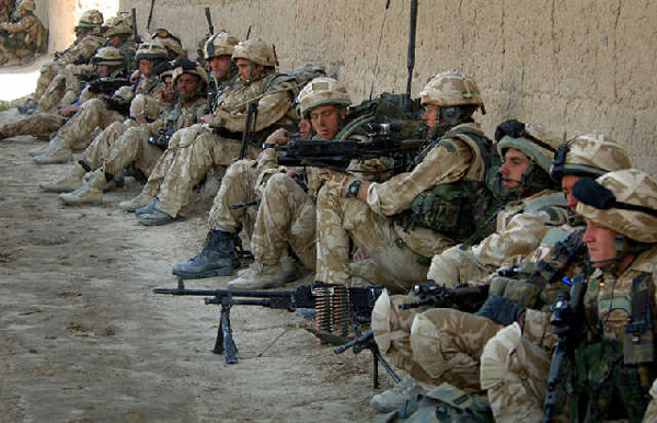 駐阿英軍以“波霸”名模命名軍營激勵士氣