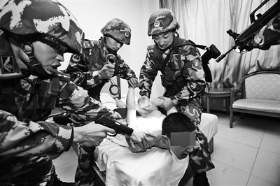 重慶打黑：武警運(yùn)兵車子夜出擊令黑勢(shì)力喪膽