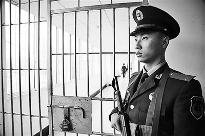重慶打黑：武警運(yùn)兵車子夜出擊令黑勢(shì)力喪膽
