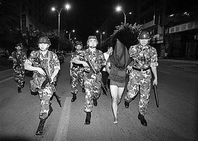 重慶打黑：武警運(yùn)兵車子夜出擊令黑勢(shì)力喪膽