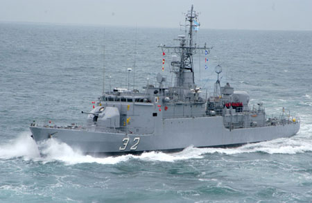 英國(guó)阿根廷軍艦在馬島水域?qū)χ?/> </font></p>

<p align=