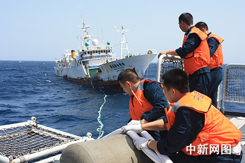 大陸軍艦接護(hù)臺漁船:護(hù)航1918海里 歷時202小時