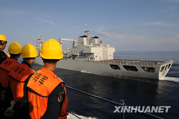 中國海軍第五批護(hù)航編隊進(jìn)行首次海上補給