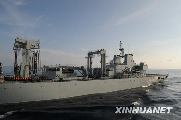 中國(guó)海軍第五批護(hù)航編隊(duì)進(jìn)行首次海上補(bǔ)給