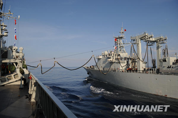中國海軍第五批護(hù)航編隊(duì)進(jìn)行首次海上補(bǔ)給