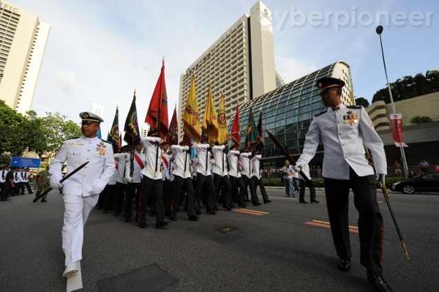 新加坡舉行盛大閱兵慶祝建國(guó)45周年
